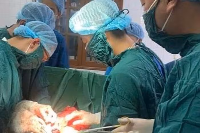 Cấp cứu kịp thời ca thai ngoài tử cung vỡ gây sốc mất máu nặng