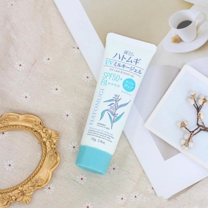 Hatomugi UV Care & Tone Up SPF50+ PA++++: Gel chống nắng nâng tông giá bình dân, kết cấu mỏng nhẹ, cực kỳ phù hợp cho những chuyến đi biển dài ngày. Giá tham khảo: 100.000 đồng