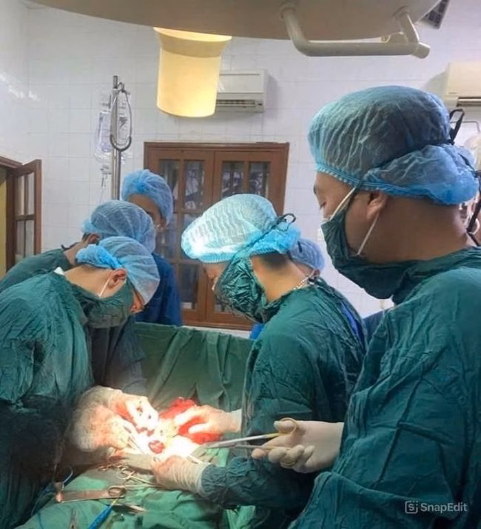 Các bác sĩ Trung tâm Y tế quân dân y đặc khu Bạch Long Vĩ thực hiện phẫu thuật khẩn cấp cứu sống sản phụ bị chửa ngoài tử cung vỡ. Ảnh: TL