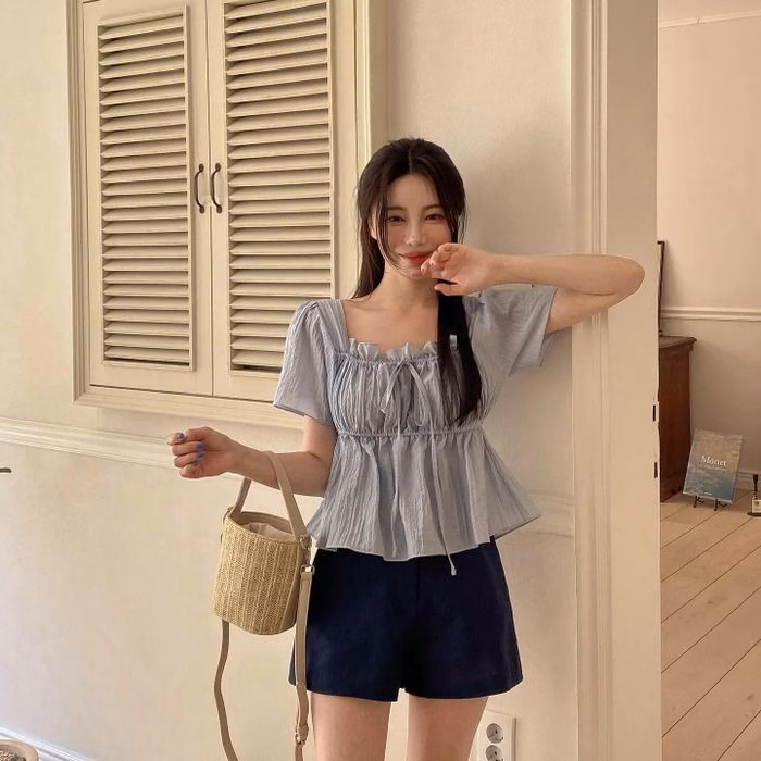 Thiết kế blouse nhấn eo mang lại vẻ ngoài chỉn chu và sang trọng.