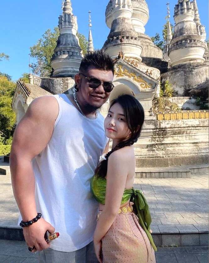 Sự đối lập về vóc dáng không ngăn được trái tim họ tìm thấy nhau.