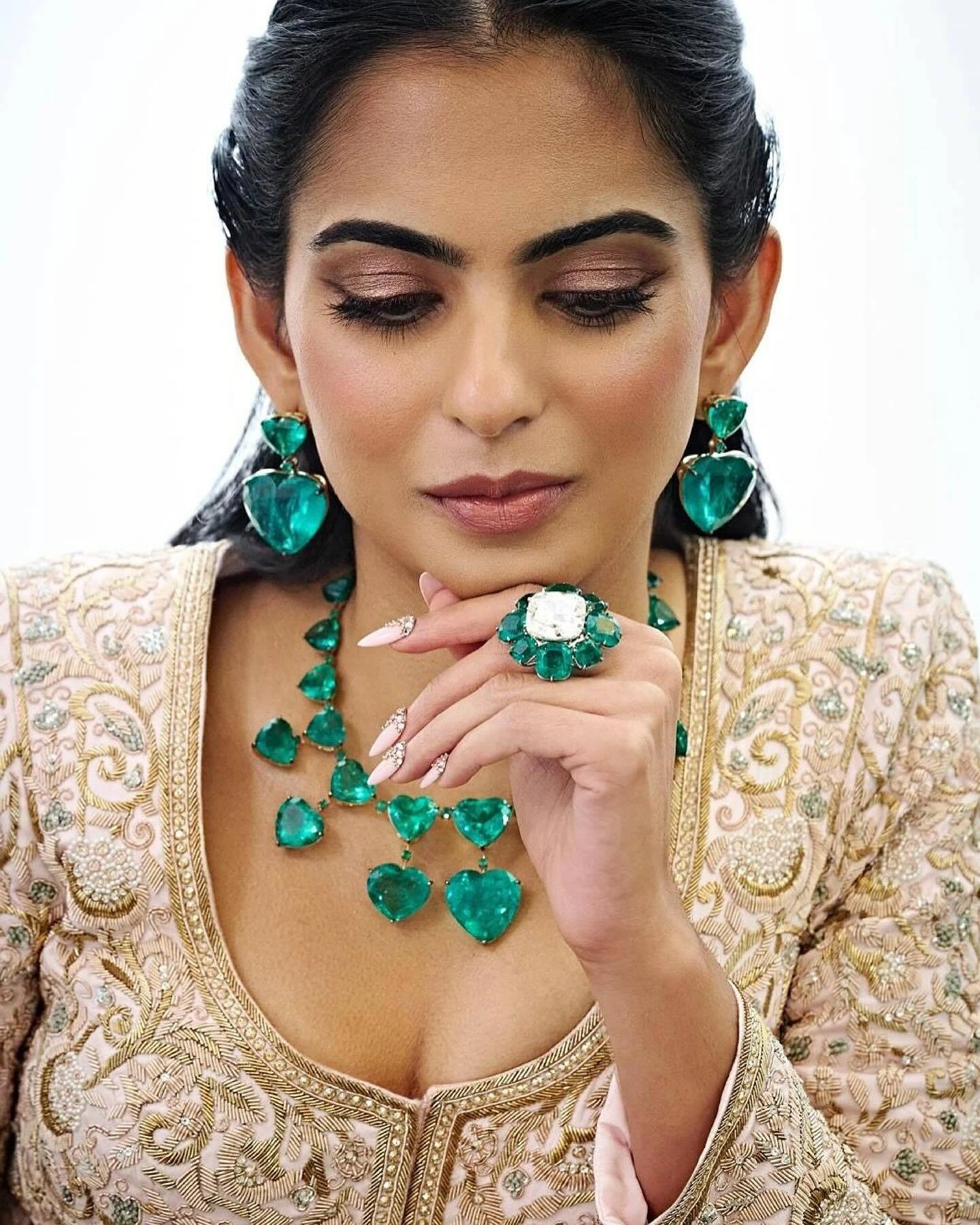 Cận cảnh kim cương trên trang phục của Isha Ambani