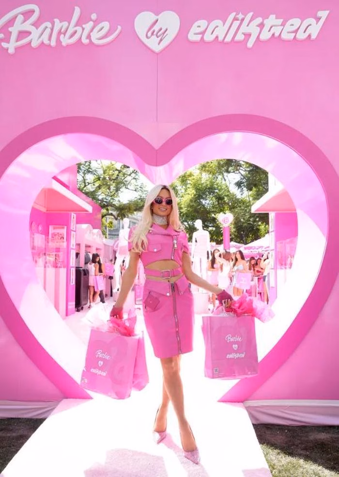 Thiết kế váy midi phối áo khoác mô-tô với chi tiết cut-out táo bạo giúp Paris Hilton tôn lên đường cong quyến rũ. Ảnh: Getty Images
