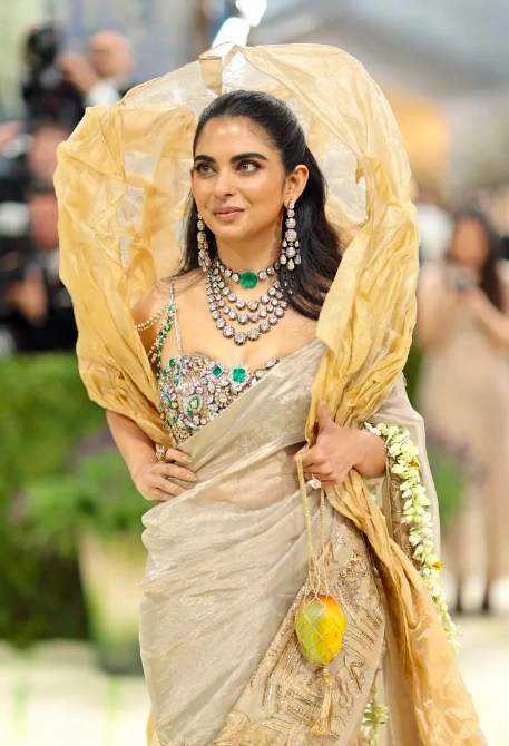 Món phụ kiện túi xách hình quả xoài gây chú ý của Isha Ambani tại Met Gala 2026 (Ảnh: Getty).