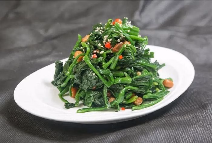 Hàm lượng vitamin và khoáng chất trong cải bó xôi hỗ trợ toàn diện cho sức khỏe.