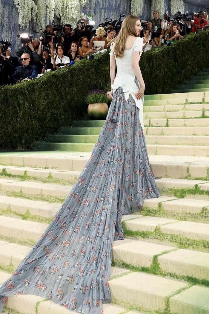 Góc nhìn chi tiết về thiết kế Prada lấy cảm hứng từ Gustav Klimt