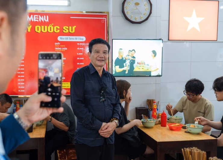 Không gian quán phở phố Đinh Liệt đón khách