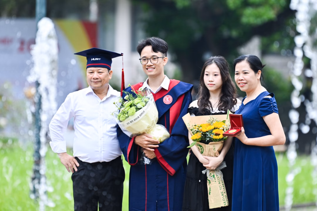 Sinh viên Đại học Bách khoa Hà Nội trong ngày nhận bằng, đánh dấu cột mốc quan trọng trong sự nghiệp.