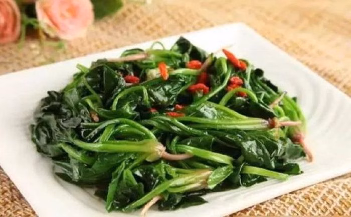 Sau khi chần sơ, cải bó xôi lá nhọn trở nên giòn ngon, rất thích hợp cho các món xào.