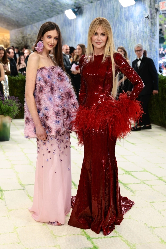 Nicole Kidman xuất hiện nổi bật trong thiết kế đính sequin đỏ rực, khoe vóc dáng thanh mảnh ở tuổi 58 khi sánh đôi cùng con gái tại thảm đỏ Met Gala 2026. Ảnh: Vogue