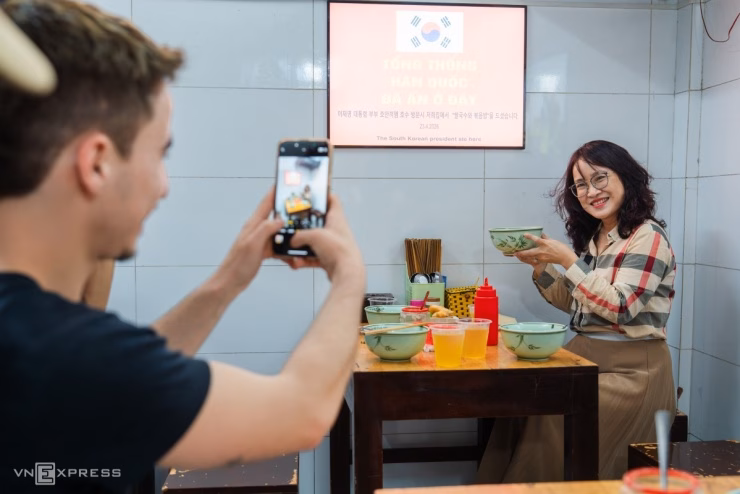Không khí nhộn nhịp tại quán phở khi thực khách chờ đợi để được ngồi vào 'chiếc bàn đặc biệt'.